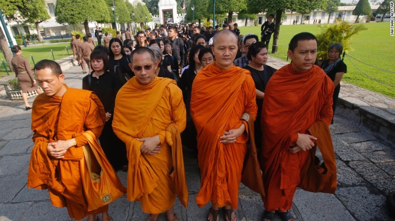 Thai Lan: Xep hang ca cay so don linh cuu Vua Bhumibol-Hinh-6